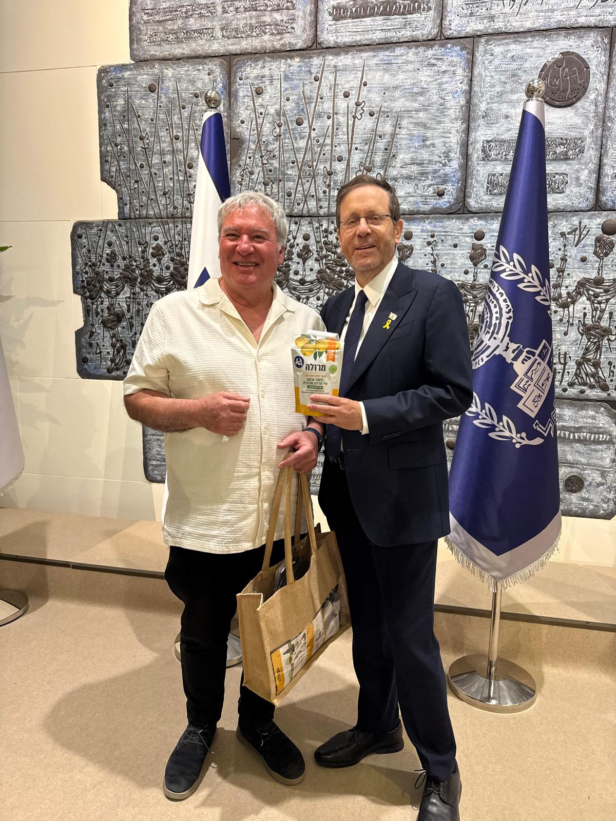 צילום של יענקלה עם הנשיא בטכס לכבוד שבועות